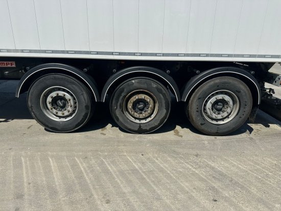 Kempf SKM 39 Alu-Kastenmulde 55m³ Rollplane - Félpótkocsi billenőplatós: 3 kép. Kempf SKM 39 Alu-Kastenmulde 55m³ Rollplane - Félpótkocsi billenőplatós: 3 kép.