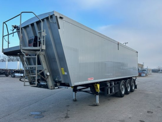 Kempf SKM 39 Alu-Kastenmulde 55m³ Rollplane - Félpótkocsi billenőplatós: 1 kép. Kempf SKM 39 Alu-Kastenmulde 55m³ Rollplane - Félpótkocsi billenőplatós: 1 kép.