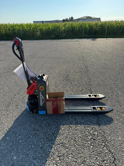 Linde Niederhubwagen MT15C - Kézi raklapemelő: 4 kép. Linde Niederhubwagen MT15C - Kézi raklapemelő: 4 kép.