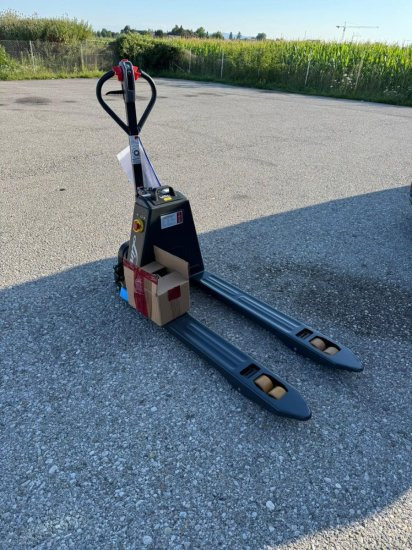 Linde Niederhubwagen MT15C - Kézi raklapemelő: 5 kép. Linde Niederhubwagen MT15C - Kézi raklapemelő: 5 kép.
