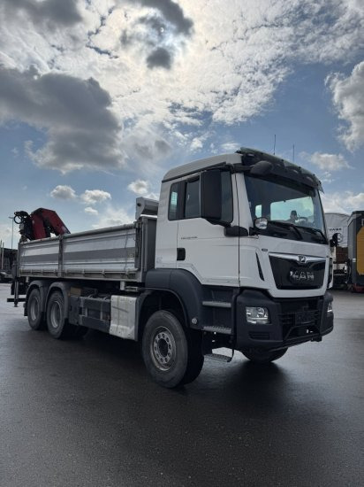 MAN TGS 26.430 6x4 3-Seitenkipper, HMF 2020K-RC Heckkran abnehmbar, - Billenőplatós teherautó, Darus autó: 3 kép. MAN TGS 26.430 6x4 3-Seitenkipper, HMF 2020K-RC Heckkran abnehmbar, - Billenőplatós teherautó, Darus autó: 3 kép.