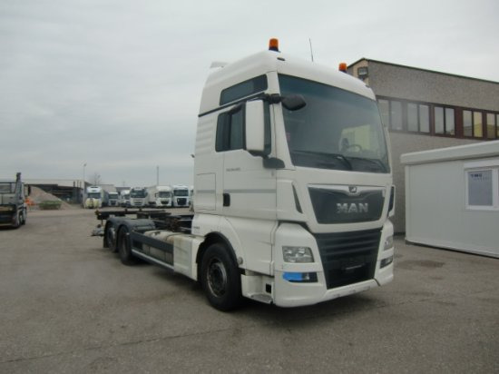 MAN TGX 26.460 XXL 6x2 Liftachse Euro 6 Unterfaltbühne - Cserefelépítményes teherautó: 3 kép. MAN TGX 26.460 XXL 6x2 Liftachse Euro 6 Unterfaltbühne - Cserefelépítményes teherautó: 3 kép.