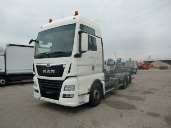 MAN TGX 26.460 XXL 6x2 Liftachse Euro 6 Unterfaltbühne - Cserefelépítményes teherautó: 1 kép. MAN TGX 26.460 XXL 6x2 Liftachse Euro 6 Unterfaltbühne - Cserefelépítményes teherautó: 1 kép.
