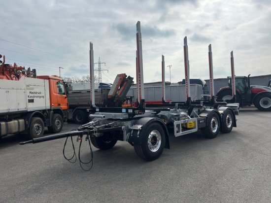 MF-CT, Holzanhänger, 3-Achsen, 4 Rungenpaare, - Rönkszállító pótkocsi: 1 kép. MF-CT, Holzanhänger, 3-Achsen, 4 Rungenpaare, - Rönkszállító pótkocsi: 1 kép.