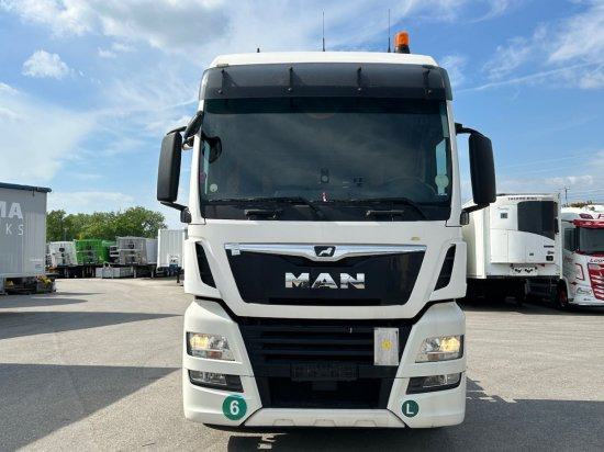 MAN TGX 18.460 XXL Automatik, E6 - Nyergesvontató: 2 kép. MAN TGX 18.460 XXL Automatik, E6 - Nyergesvontató: 2 kép.