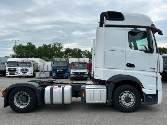 Mercedes-Benz Actros 1845 - Nyergesvontató: 4 kép. Mercedes-Benz Actros 1845 - Nyergesvontató: 4 kép.
