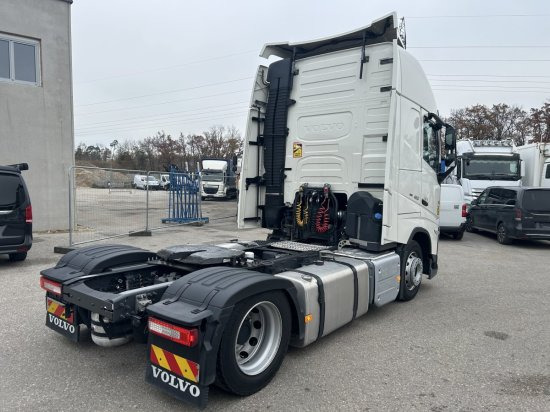 Volvo FH 460 E6, Low Deck , I Save I-Shift, Standklima - Nyergesvontató: 4 kép. Volvo FH 460 E6, Low Deck , I Save I-Shift, Standklima - Nyergesvontató: 4 kép.