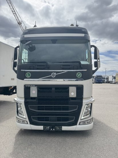 Volvo FH 500 E6, Low Deck , Standklima, 2 Stück - Nyergesvontató: 3 kép. Volvo FH 500 E6, Low Deck , Standklima, 2 Stück - Nyergesvontató: 3 kép.
