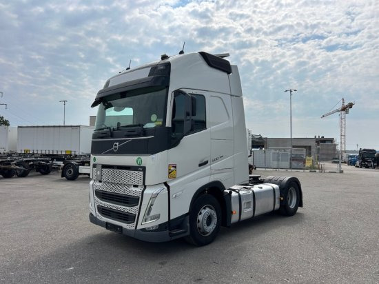 Volvo FH 500 EURO 6, I-Shift, Globetrotter, Standklima - Nyergesvontató: 1 kép. Volvo FH 500 EURO 6, I-Shift, Globetrotter, Standklima - Nyergesvontató: 1 kép.
