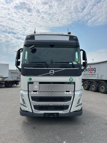 Volvo FH 500 EURO 6, I-Shift, Globetrotter, Standklima - Nyergesvontató: 2 kép. Volvo FH 500 EURO 6, I-Shift, Globetrotter, Standklima - Nyergesvontató: 2 kép.