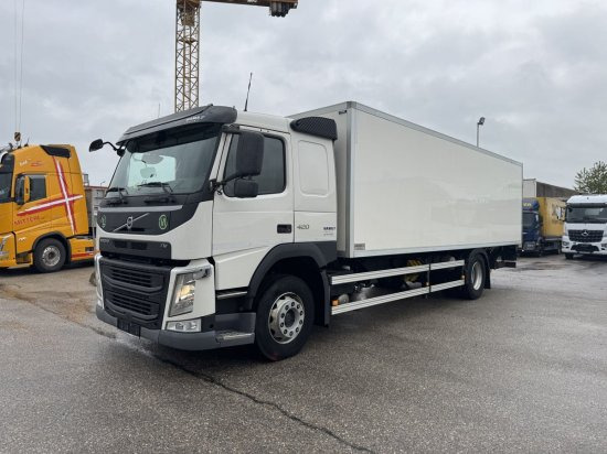 Volvo FM 420, Schlafkabine Koffer mit Ladebordwand - Dobozos felépítményű teherautó: 1 kép. Volvo FM 420, Schlafkabine Koffer mit Ladebordwand - Dobozos felépítményű teherautó: 1 kép.