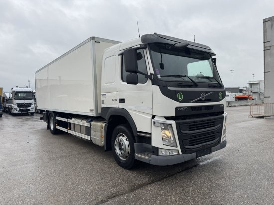 Volvo FM 420, Schlafkabine Koffer mit Ladebordwand - Dobozos felépítményű teherautó: 3 kép. Volvo FM 420, Schlafkabine Koffer mit Ladebordwand - Dobozos felépítményű teherautó: 3 kép.