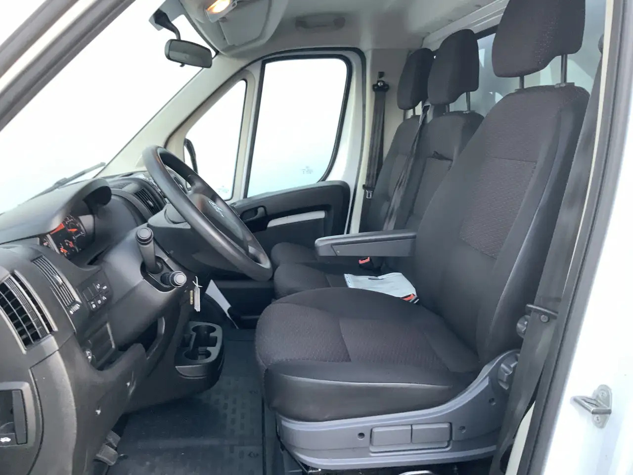 Citroen Jumper 2.2 BlueHDi 165 L3 3.5t Meubel bak & Deuren Airco - Dobozos kisteherautó: 4 kép. Citroen Jumper 2.2 BlueHDi 165 L3 3.5t Meubel bak & Deuren Airco - Dobozos kisteherautó: 4 kép.