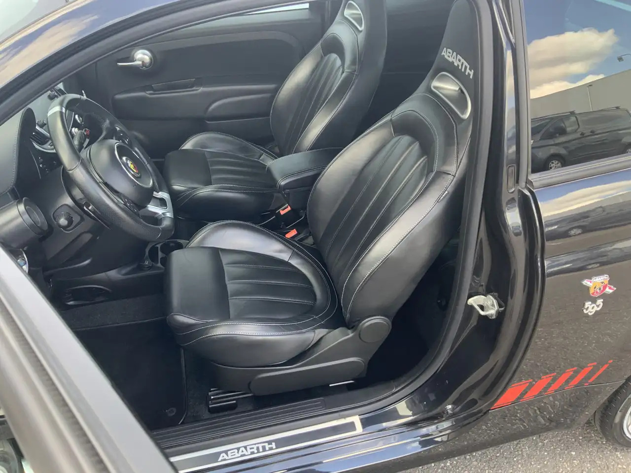 Fiat 500C Abarth 1.4 T-Jet 595 Automaat Euro 6 - Kabrió: 5 kép. Fiat 500C Abarth 1.4 T-Jet 595 Automaat Euro 6 - Kabrió: 5 kép.