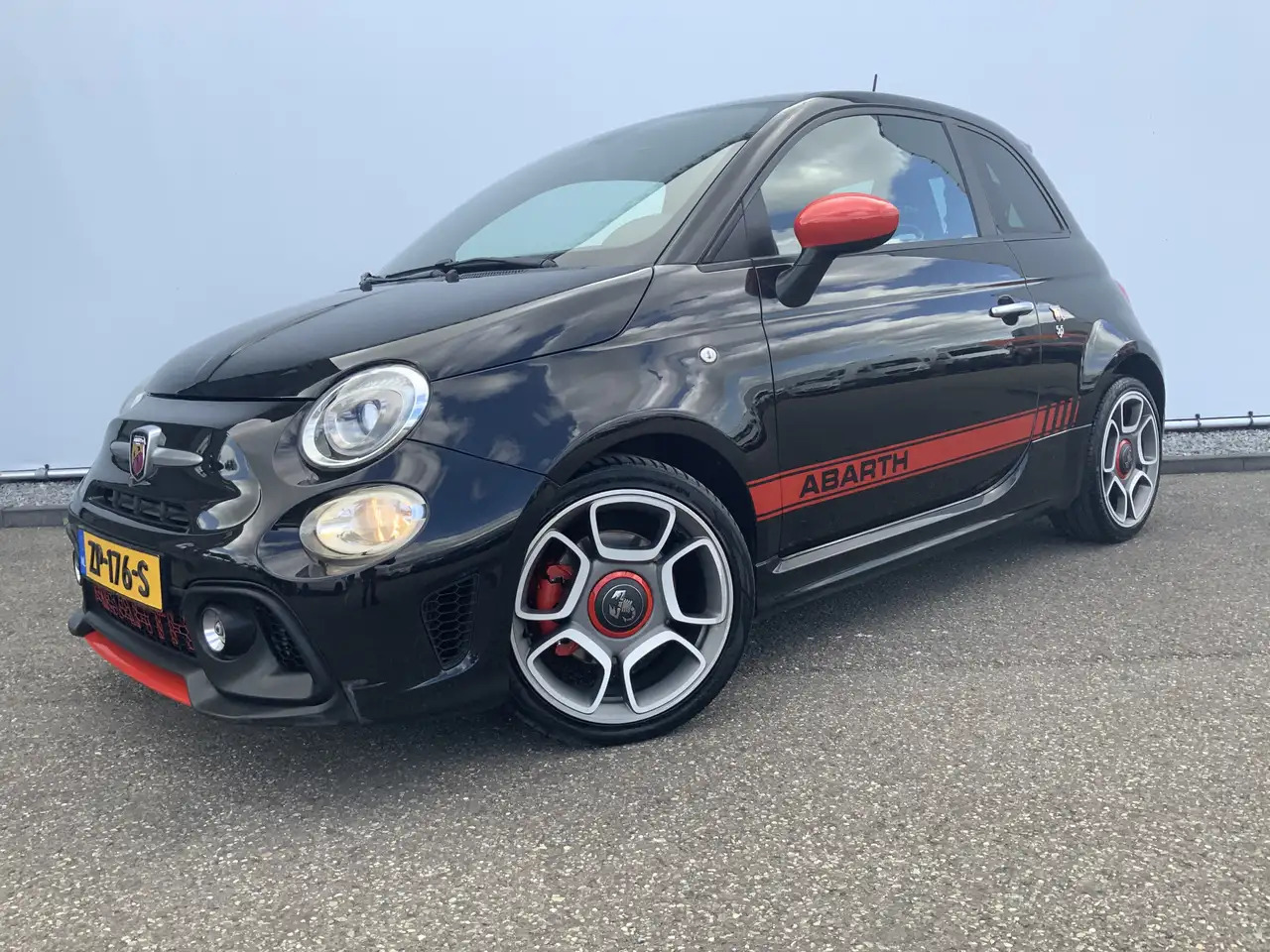 Fiat 500C Abarth 1.4 T-Jet 595 Automaat Euro 6 - Kabrió: 1 kép. Fiat 500C Abarth 1.4 T-Jet 595 Automaat Euro 6 - Kabrió: 1 kép.