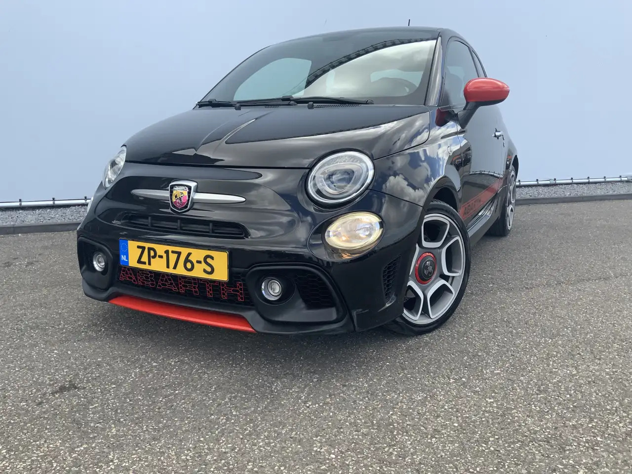 Fiat 500C Abarth 1.4 T-Jet 595 Automaat Euro 6 - Kabrió: 2 kép. Fiat 500C Abarth 1.4 T-Jet 595 Automaat Euro 6 - Kabrió: 2 kép.
