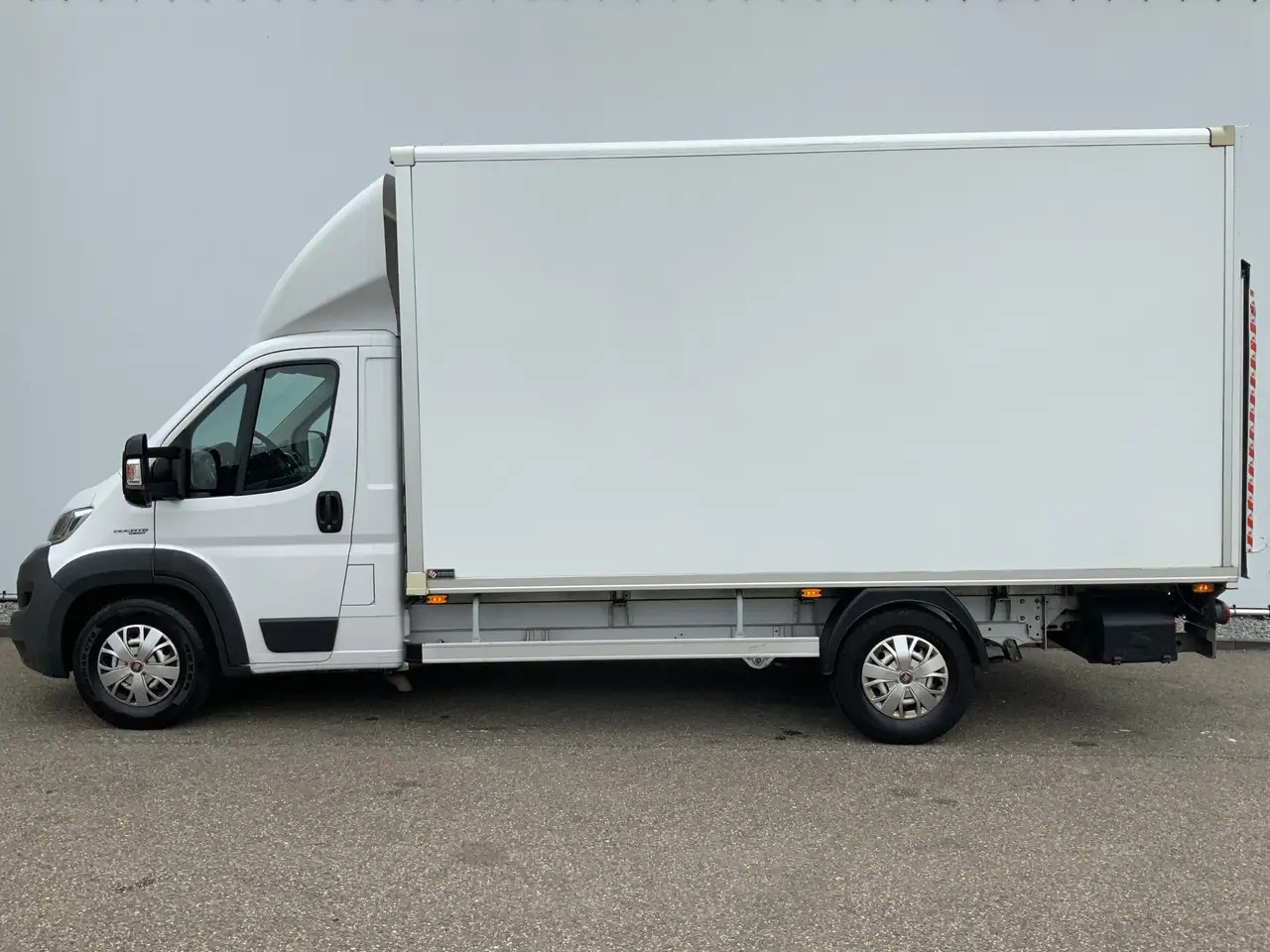 Fiat Ducato 35H 2.3 MultiJet L3H1 Meubelbak & Lift & Zijdeur A - Dobozos kisteherautó: 3 kép. Fiat Ducato 35H 2.3 MultiJet L3H1 Meubelbak & Lift & Zijdeur A - Dobozos kisteherautó: 3 kép.