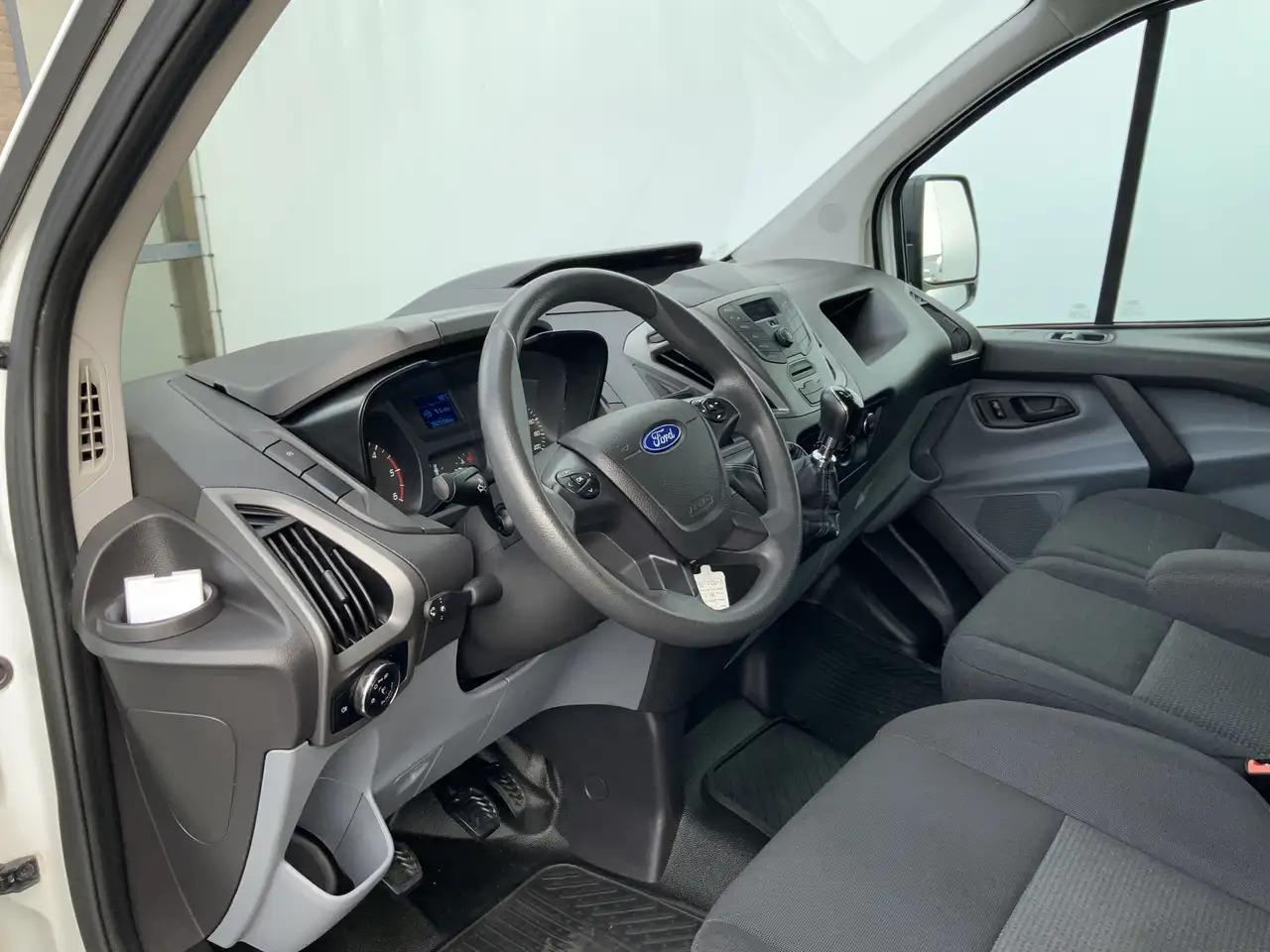 Ford Transit Custom 270 2.2 TDCI L1H1 Economy Edition Airco Cruise 3 Z - Furgon: 5 kép. Ford Transit Custom 270 2.2 TDCI L1H1 Economy Edition Airco Cruise 3 Z - Furgon: 5 kép.