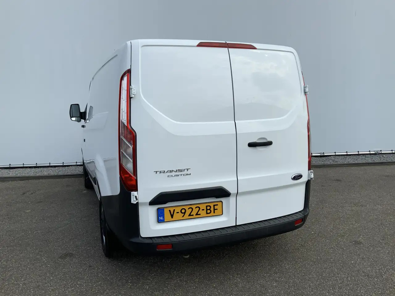 Ford Transit Custom 270 2.2 TDCI L1H1 Economy Edition Airco Cruise 3 Z - Furgon: 2 kép. Ford Transit Custom 270 2.2 TDCI L1H1 Economy Edition Airco Cruise 3 Z - Furgon: 2 kép.