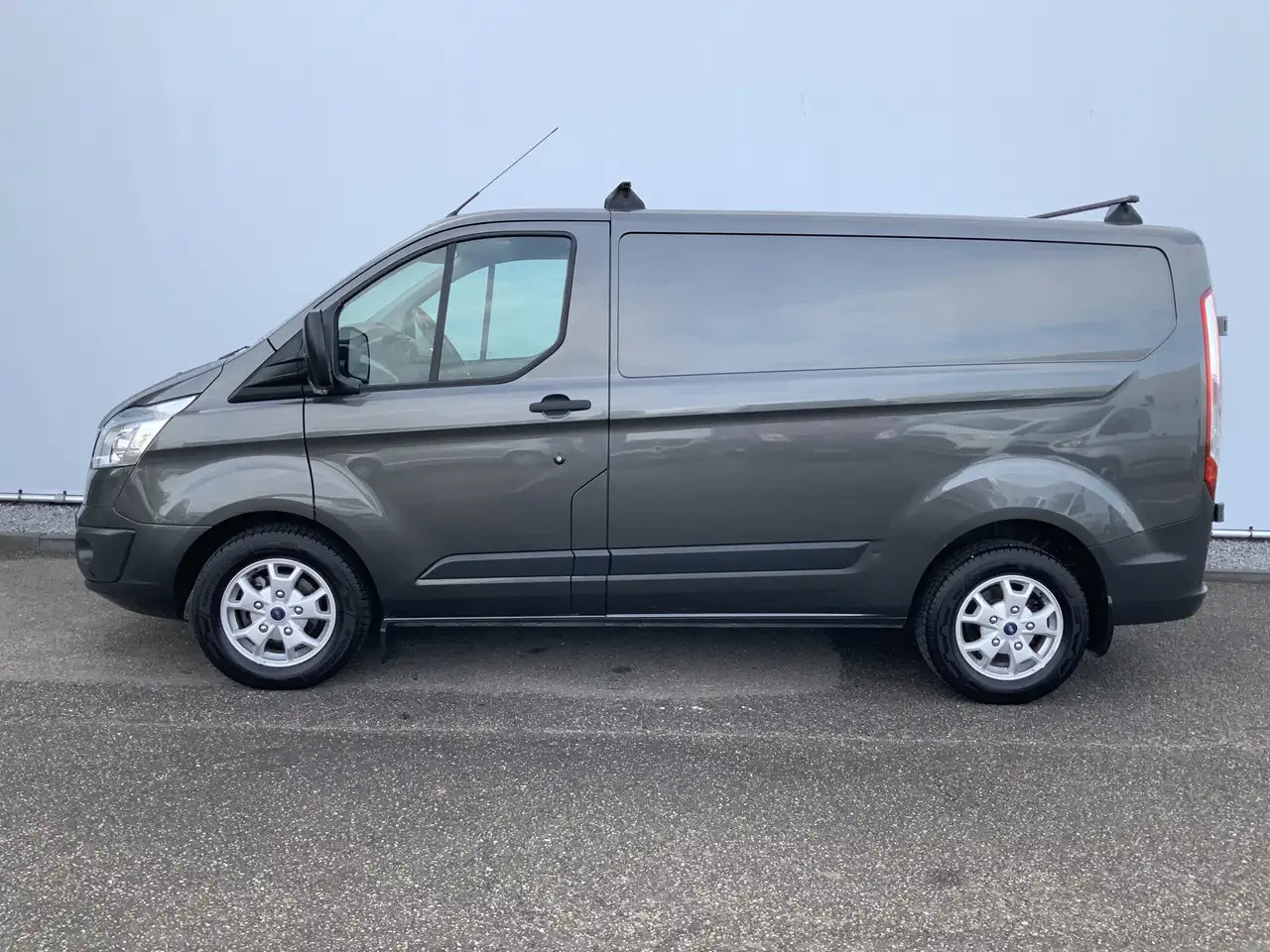 Ford Transit Custom 270 2.2 TDCI L1H1 Trend Airco Camera Cruise Dakdra - Furgon: 3 kép. Ford Transit Custom 270 2.2 TDCI L1H1 Trend Airco Camera Cruise Dakdra - Furgon: 3 kép.