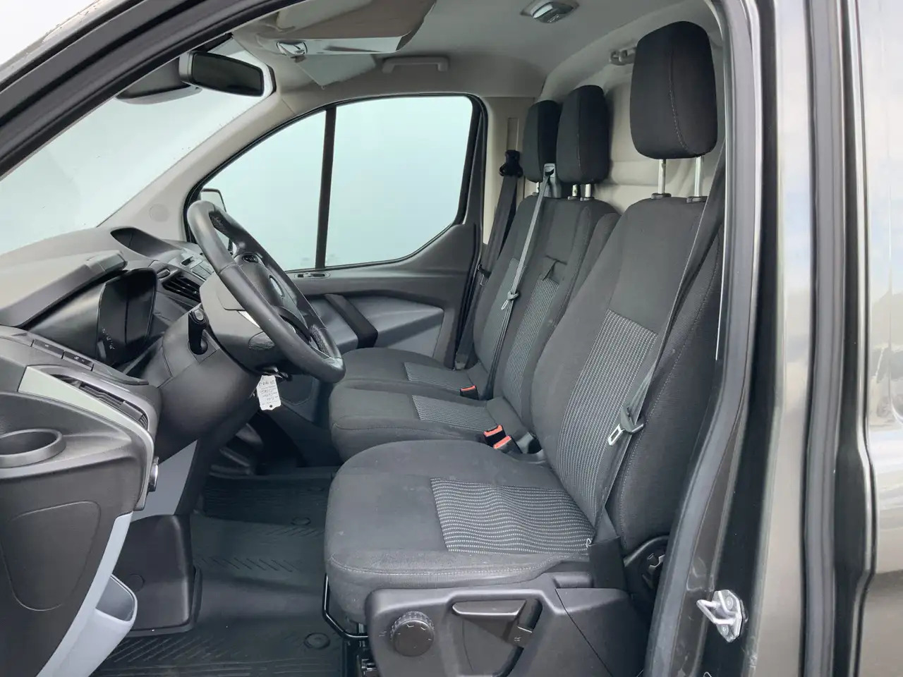 Ford Transit Custom 270 2.2 TDCI L1H1 Trend Airco Camera Cruise Dakdra - Furgon: 4 kép. Ford Transit Custom 270 2.2 TDCI L1H1 Trend Airco Camera Cruise Dakdra - Furgon: 4 kép.