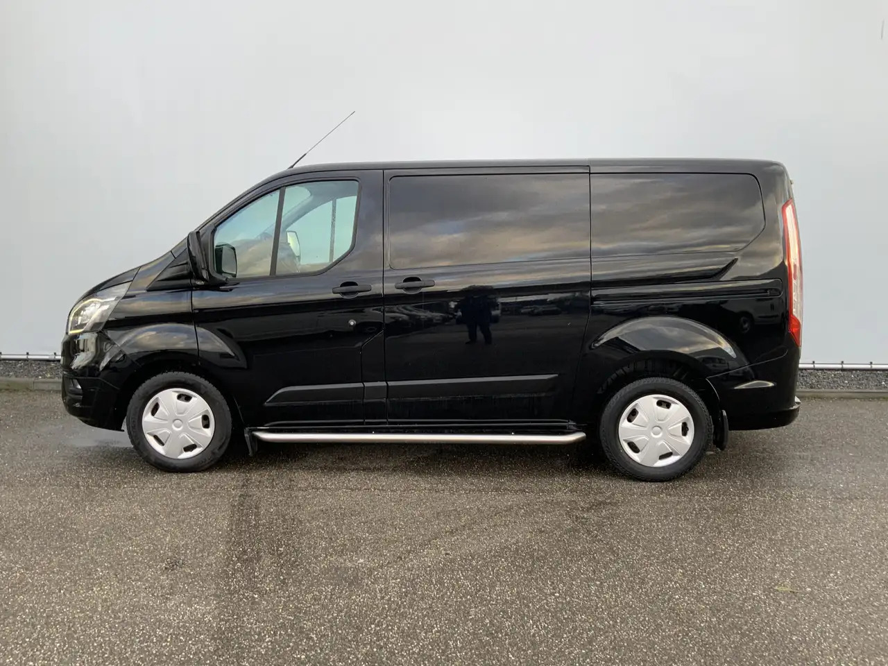 Ford Transit Custom 280 2.0 TDCI L1H1 Automaat Dub Schuifdeur Side Bar - Furgon: 3 kép. Ford Transit Custom 280 2.0 TDCI L1H1 Automaat Dub Schuifdeur Side Bar - Furgon: 3 kép.