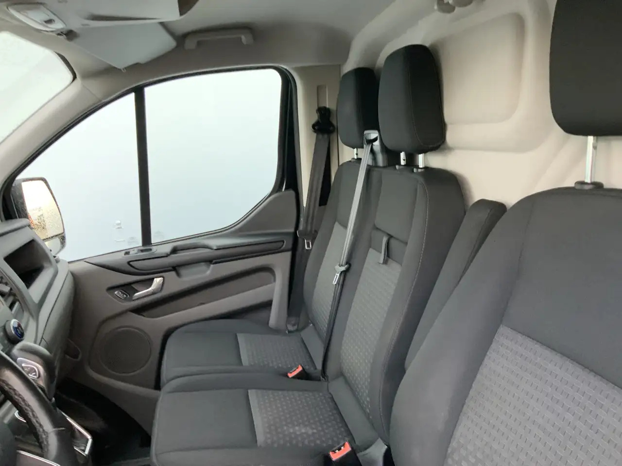 Ford Transit Custom 280 2.0 TDCI L1H1 Automaat Dub Schuifdeur Side Bar - Furgon: 4 kép. Ford Transit Custom 280 2.0 TDCI L1H1 Automaat Dub Schuifdeur Side Bar - Furgon: 4 kép.