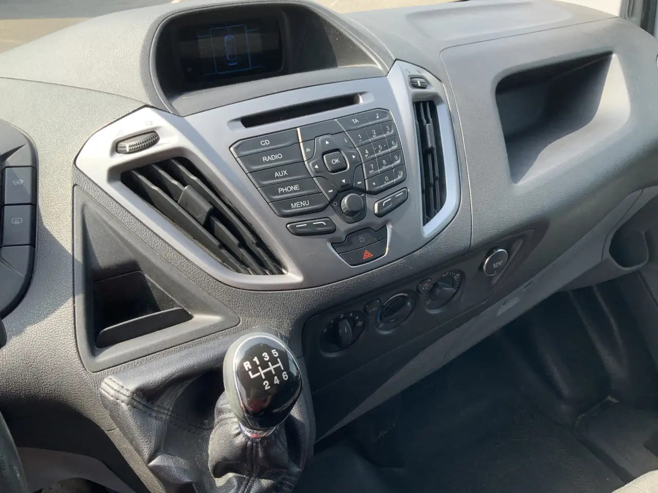 Ford Transit Custom 290 2.2 TDCI L1H2 Trend Airco Cruise 3 Zits Trekha - Furgon: 4 kép. Ford Transit Custom 290 2.2 TDCI L1H2 Trend Airco Cruise 3 Zits Trekha - Furgon: 4 kép.