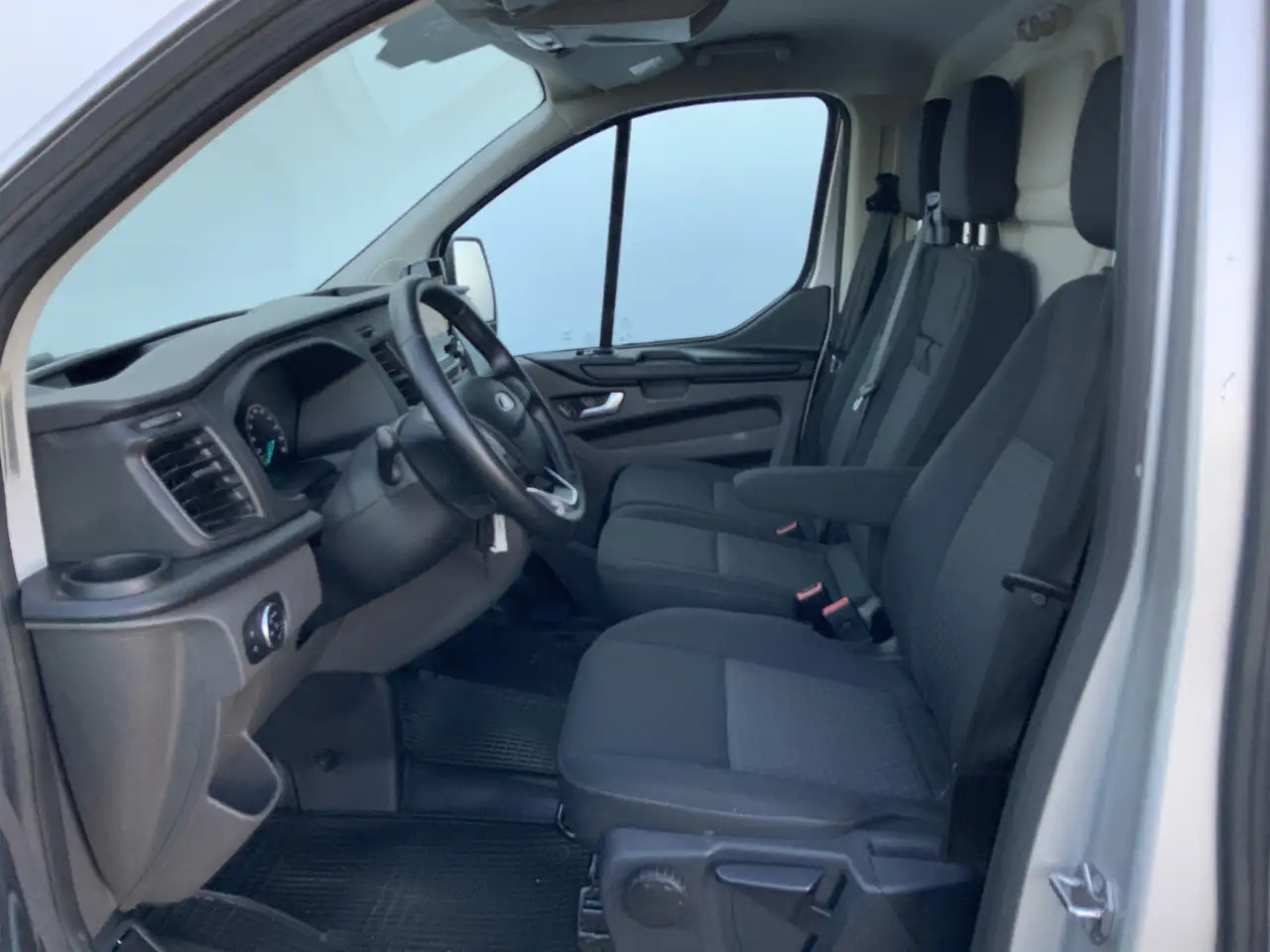 Ford Transit Custom 300 2.0 TDCI L1H1 Limited Airco Cruise Camera 3 Zi - Furgon: 4 kép. Ford Transit Custom 300 2.0 TDCI L1H1 Limited Airco Cruise Camera 3 Zi - Furgon: 4 kép.