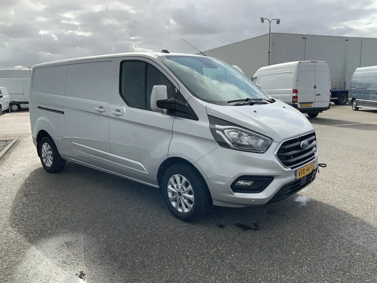 Ford Transit Custom 300 2.0 TDCI (MOTOR DEFECT!!) L2H2 Airco Navi 3 Zi - Furgon: 2 kép. Ford Transit Custom 300 2.0 TDCI (MOTOR DEFECT!!) L2H2 Airco Navi 3 Zi - Furgon: 2 kép.