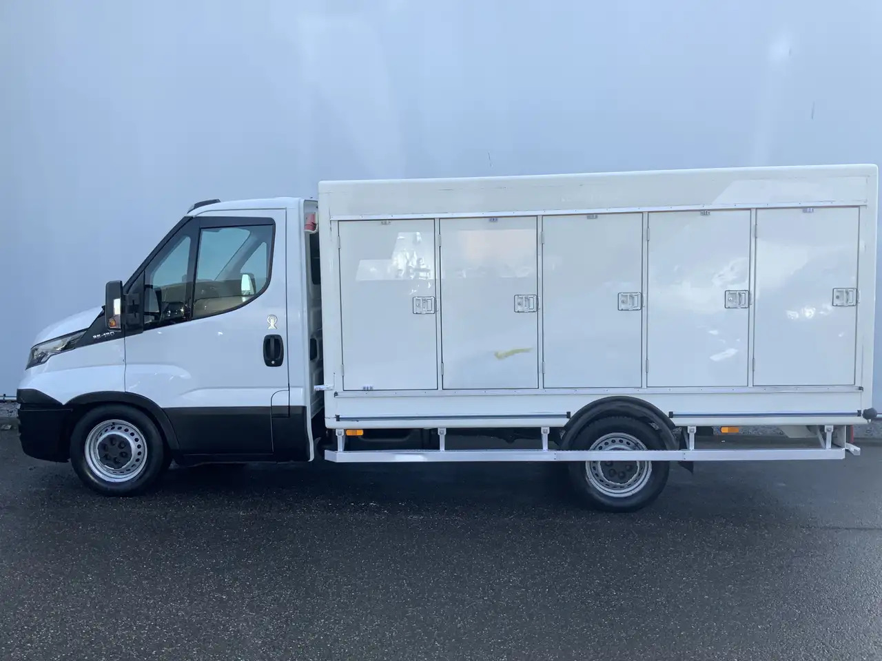 Iveco Daily 35S13 2.3 345 IJswagen -0.40 gr 10 deuren Euro 5 B - Dobozos kisteherautó: 3 kép. Iveco Daily 35S13 2.3 345 IJswagen -0.40 gr 10 deuren Euro 5 B - Dobozos kisteherautó: 3 kép.