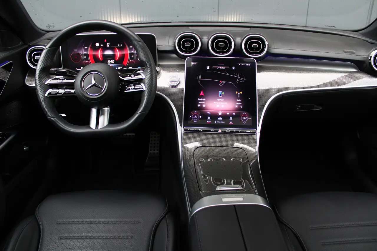 Mercedes-Benz C-klasse AMG-line (Nightpakket, Sfeerverlichting, - Szedán: 3 kép. Mercedes-Benz C-klasse AMG-line (Nightpakket, Sfeerverlichting, - Szedán: 3 kép.