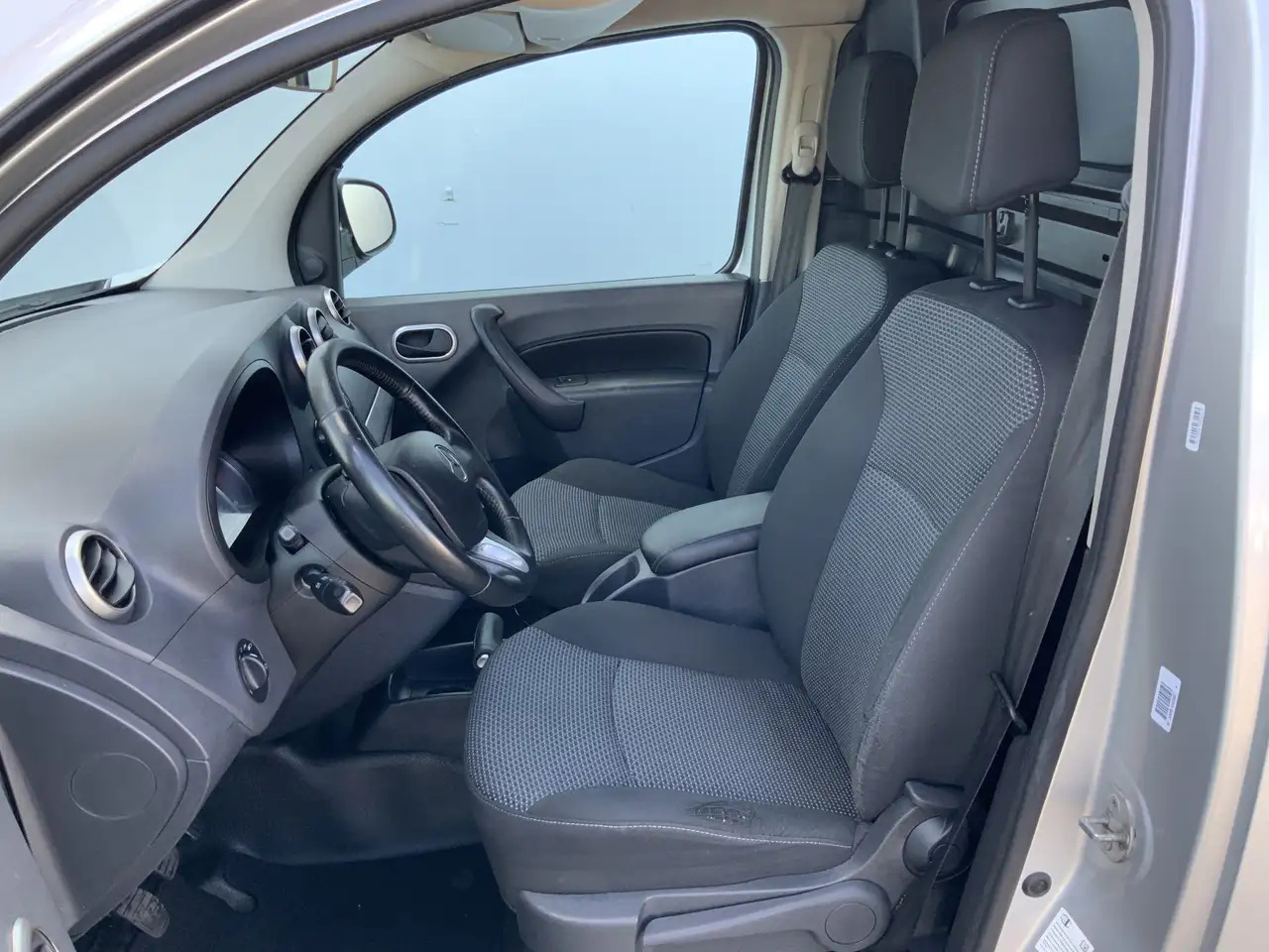 Mercedes-Benz Citan 109 CDI BlueEFFICIENCY Airco Cruise Euro 5 - Kis furgon: 4 kép. Mercedes-Benz Citan 109 CDI BlueEFFICIENCY Airco Cruise Euro 5 - Kis furgon: 4 kép.