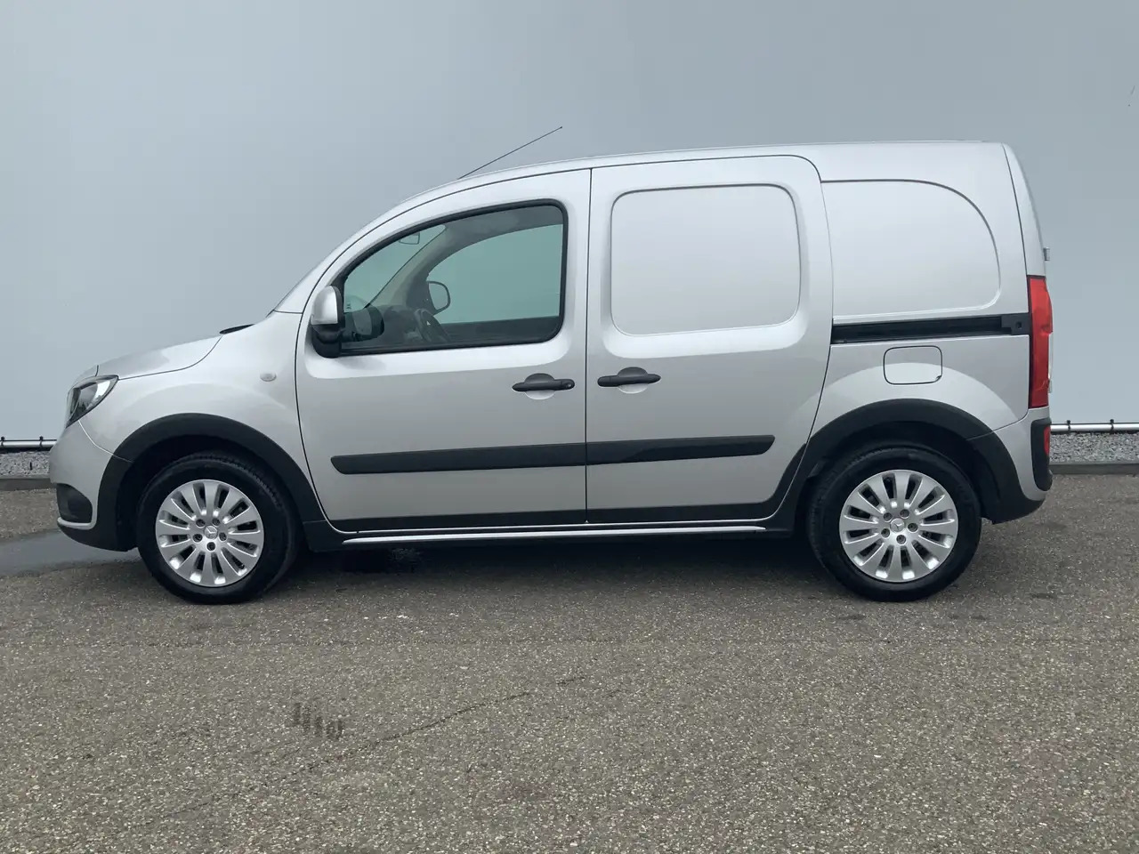 Mercedes-Benz Citan 109 CDI BlueEFFICIENCY Airco Dub Schuifdeur Cruise - Kis furgon: 3 kép. Mercedes-Benz Citan 109 CDI BlueEFFICIENCY Airco Dub Schuifdeur Cruise - Kis furgon: 3 kép.