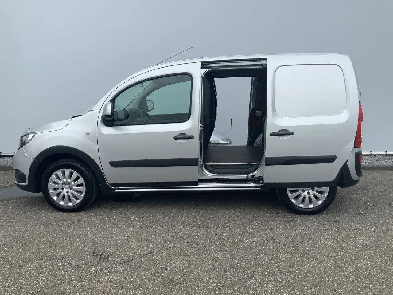 Mercedes-Benz Citan 109 CDI BlueEFFICIENCY Airco Dub Schuifdeur Cruise - Kis furgon: 4 kép. Mercedes-Benz Citan 109 CDI BlueEFFICIENCY Airco Dub Schuifdeur Cruise - Kis furgon: 4 kép.