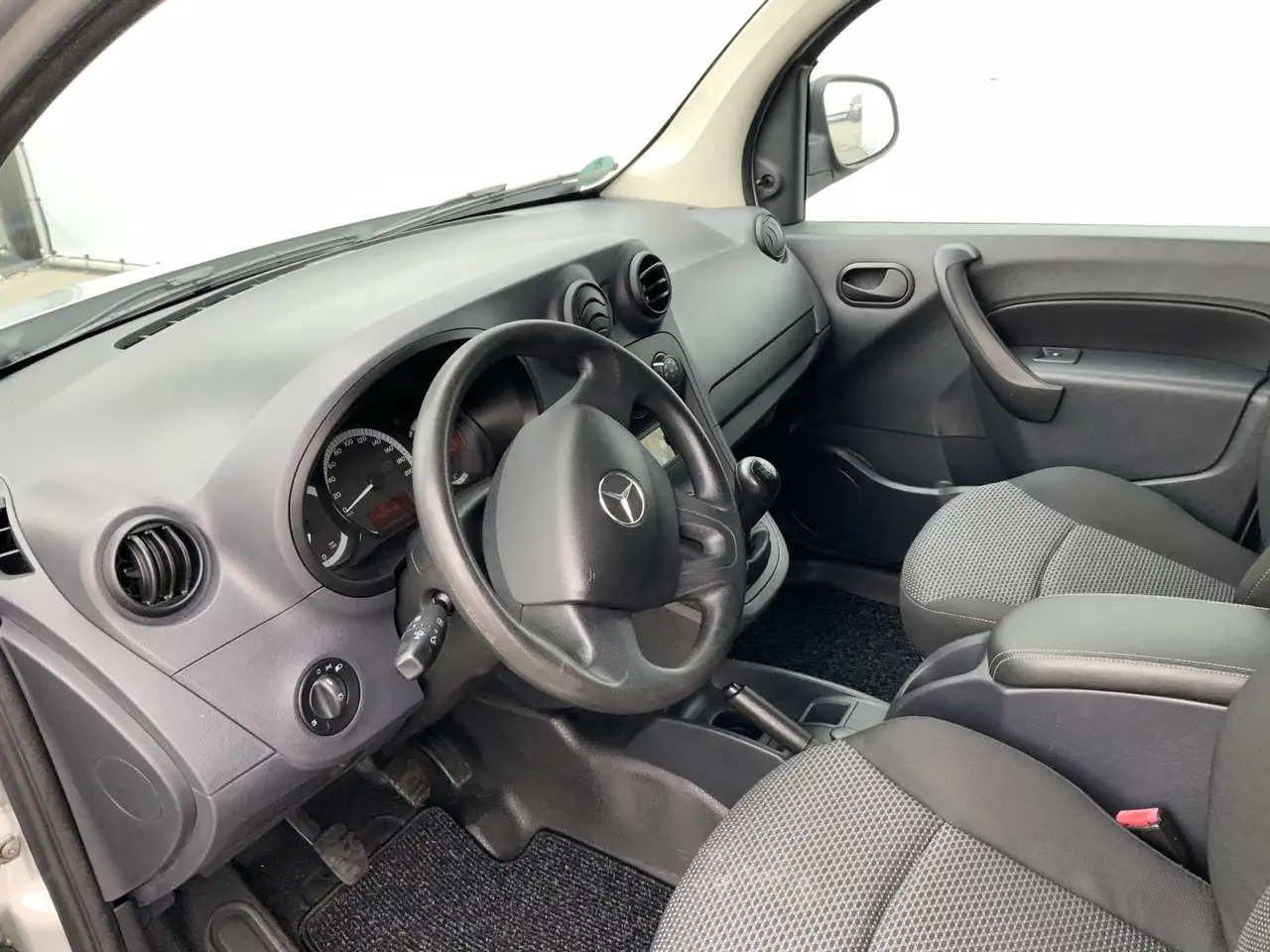 Mercedes-Benz Citan 109 CDI BlueEFFICIENCY Business Ambition Airco Tre - Kis furgon: 5 kép. Mercedes-Benz Citan 109 CDI BlueEFFICIENCY Business Ambition Airco Tre - Kis furgon: 5 kép.