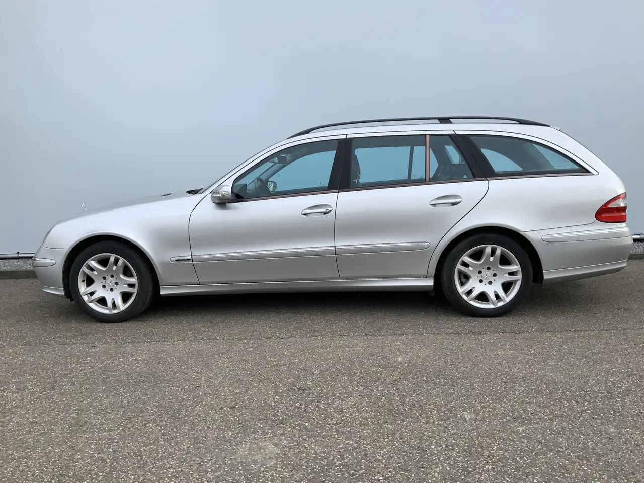 Mercedes-Benz E 500 Combi V8 Elegance 4-Matic airmatic,full option - Autó: 3 kép. Mercedes-Benz E 500 Combi V8 Elegance 4-Matic airmatic,full option - Autó: 3 kép.