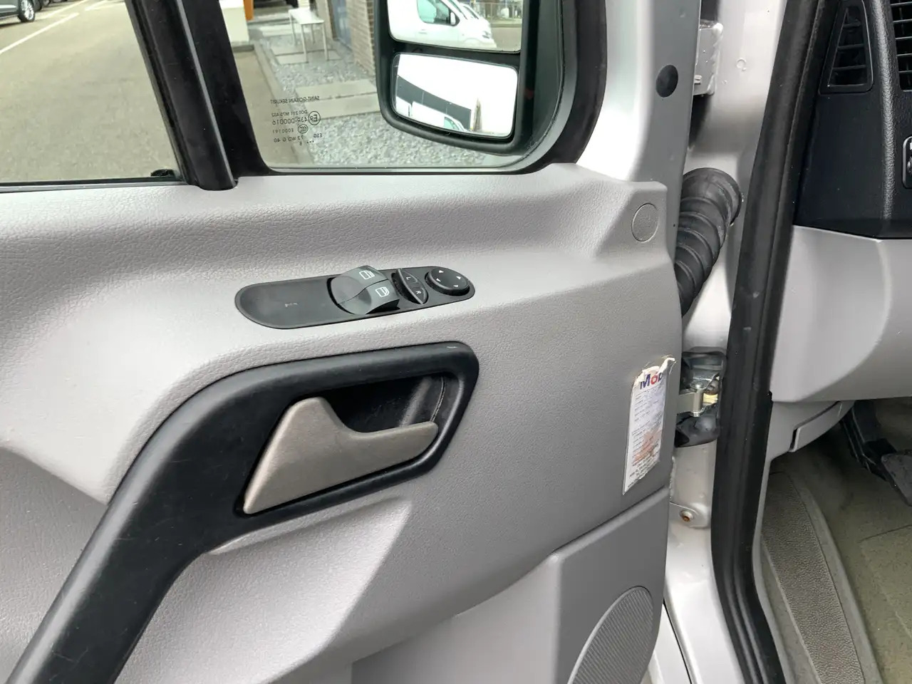 Mercedes-Benz Sprinter 213 2.2 CDI 325 L1H1 Airco Cruise Euro 4 - Furgon: 5 kép. Mercedes-Benz Sprinter 213 2.2 CDI 325 L1H1 Airco Cruise Euro 4 - Furgon: 5 kép.