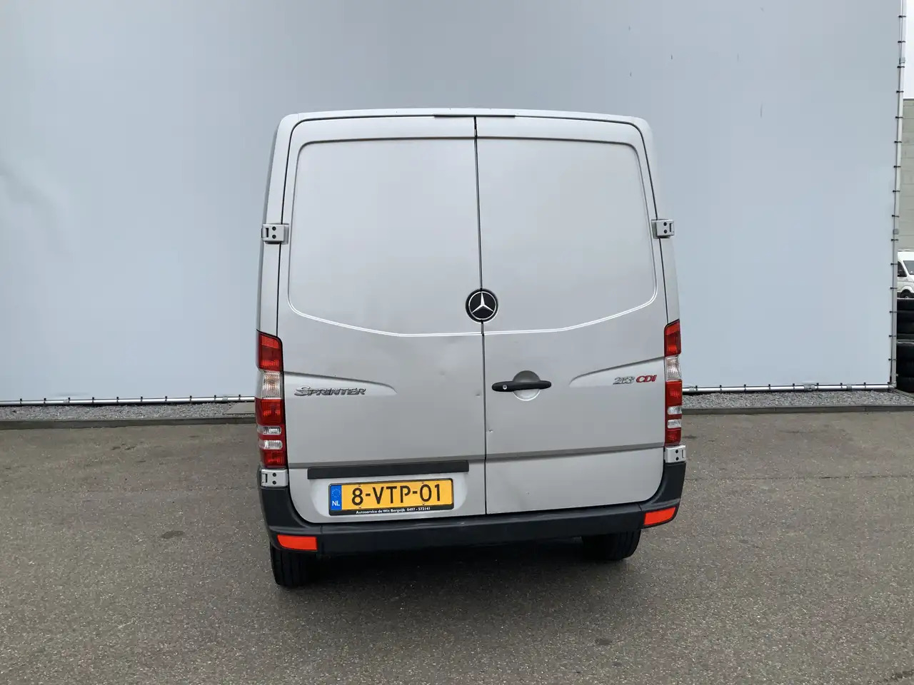 Mercedes-Benz Sprinter 213 2.2 CDI 325 L1H1 Airco Cruise Euro 4 - Furgon: 2 kép. Mercedes-Benz Sprinter 213 2.2 CDI 325 L1H1 Airco Cruise Euro 4 - Furgon: 2 kép.