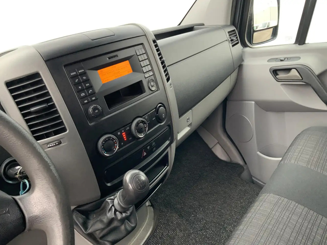 Mercedes-Benz Sprinter 311 2.2 CDI 366 L2H1 Airco 3 Zits Opstap& Trekhaak - Furgon: 5 kép. Mercedes-Benz Sprinter 311 2.2 CDI 366 L2H1 Airco 3 Zits Opstap& Trekhaak - Furgon: 5 kép.