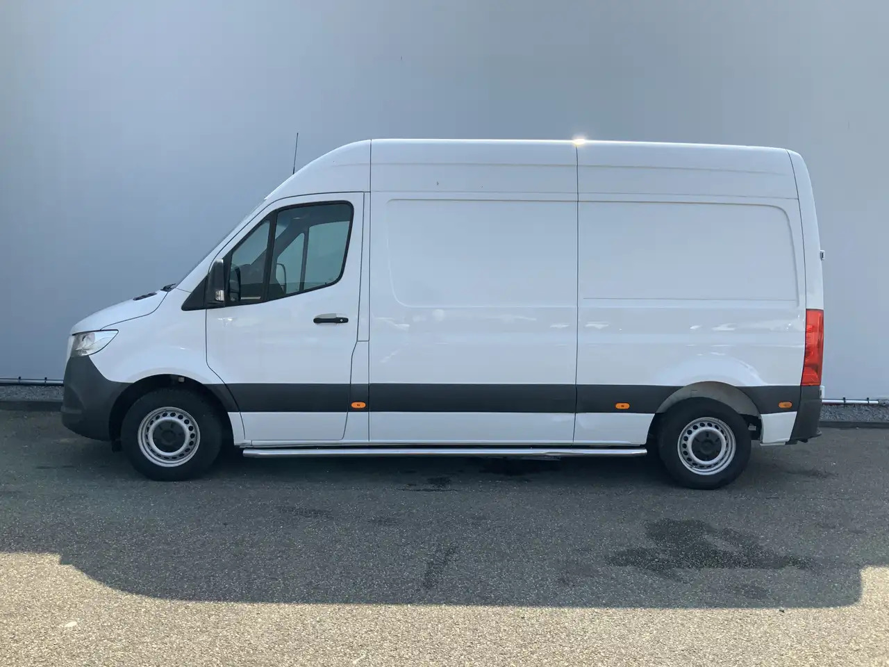 Mercedes-Benz Sprinter 311 2.2 CDI L2H2 Automaat Airco 3 Zits 2000 kg Sid - Furgon: 3 kép. Mercedes-Benz Sprinter 311 2.2 CDI L2H2 Automaat Airco 3 Zits 2000 kg Sid - Furgon: 3 kép.