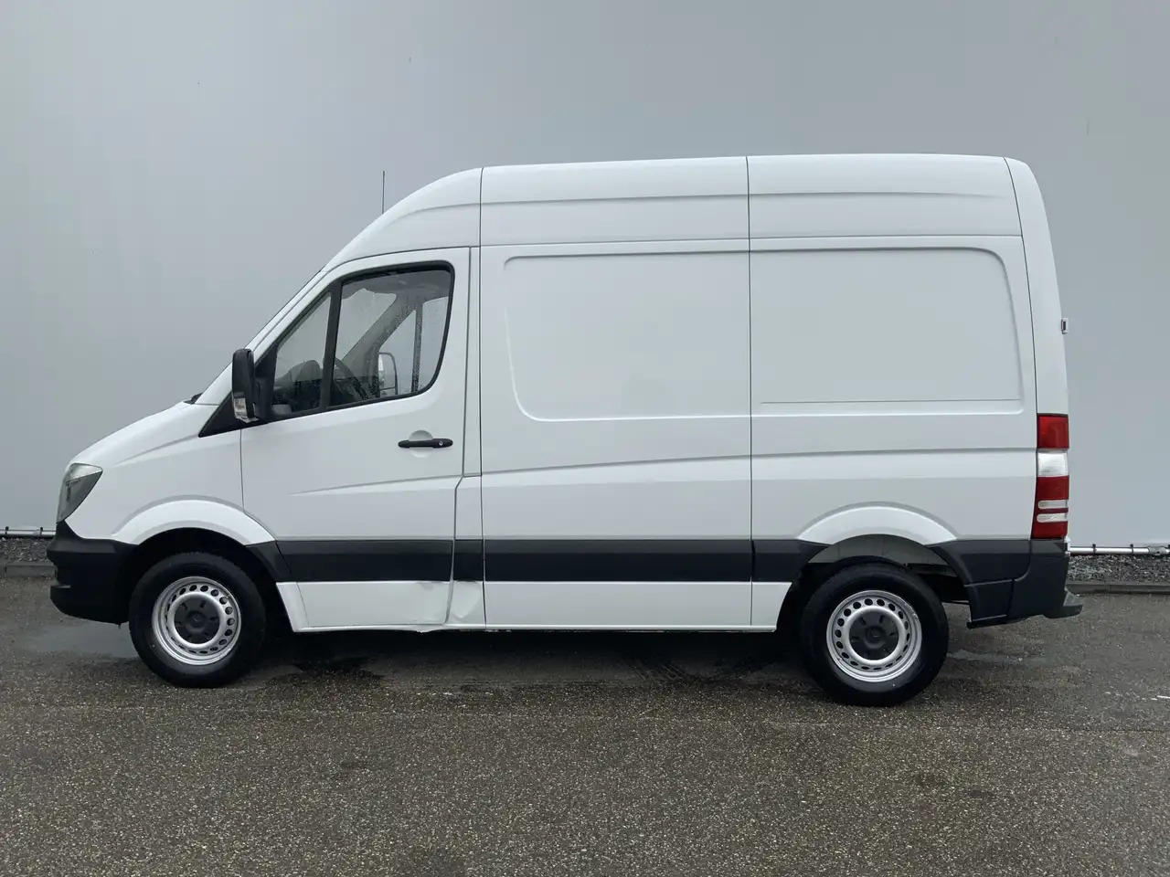 Mercedes-Benz Sprinter 313 2.2 CDI 325 L2 H2 Airco Cruise 3 Zits Trekhaak - Furgon: 3 kép. Mercedes-Benz Sprinter 313 2.2 CDI 325 L2 H2 Airco Cruise 3 Zits Trekhaak - Furgon: 3 kép.