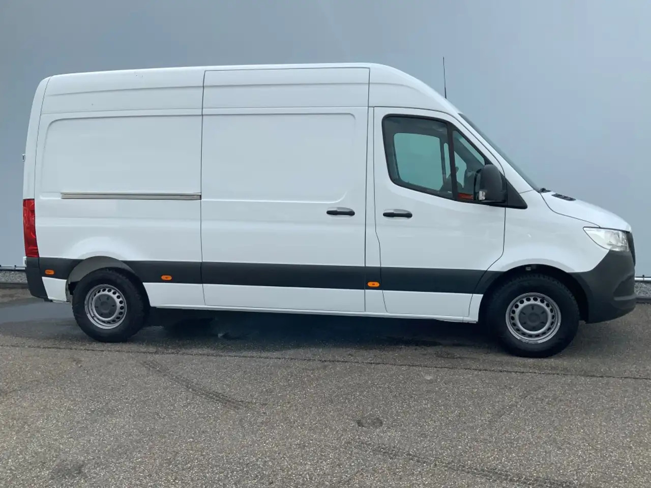 Mercedes-Benz Sprinter 314 2.2 CDI 366 L2H2 Airco 3 Zits Euro 6 - Furgon: 3 kép. Mercedes-Benz Sprinter 314 2.2 CDI 366 L2H2 Airco 3 Zits Euro 6 - Furgon: 3 kép.