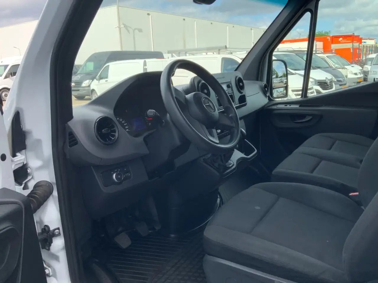 Mercedes-Benz Sprinter 314 2.2 CDI 366 L2H2 Airco 3 Zits Euro 6 - Furgon: 5 kép. Mercedes-Benz Sprinter 314 2.2 CDI 366 L2H2 Airco 3 Zits Euro 6 - Furgon: 5 kép.