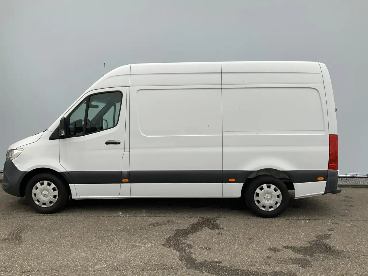 Mercedes-Benz Sprinter 314 2.2 CDI L2H1 EURO VI-D Airco Camera 3 Zits Ext - Furgon: 4 kép. Mercedes-Benz Sprinter 314 2.2 CDI L2H1 EURO VI-D Airco Camera 3 Zits Ext - Furgon: 4 kép.