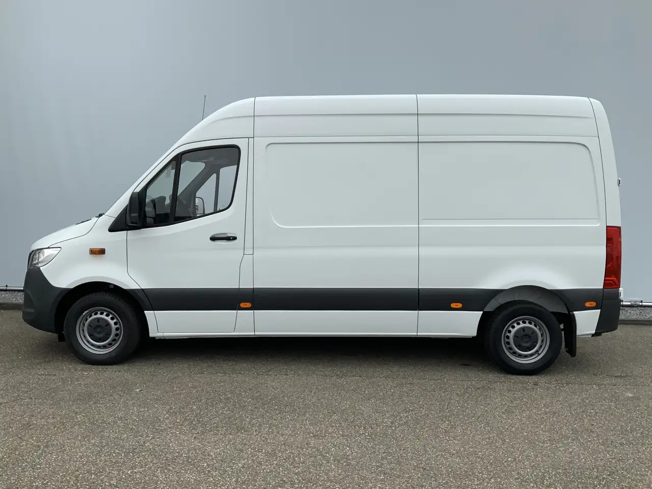 Mercedes-Benz Sprinter 314 2.2 CDI L2H2 Airco Camera Navi 3 Zits MBUX Sch - Furgon: 3 kép. Mercedes-Benz Sprinter 314 2.2 CDI L2H2 Airco Camera Navi 3 Zits MBUX Sch - Furgon: 3 kép.