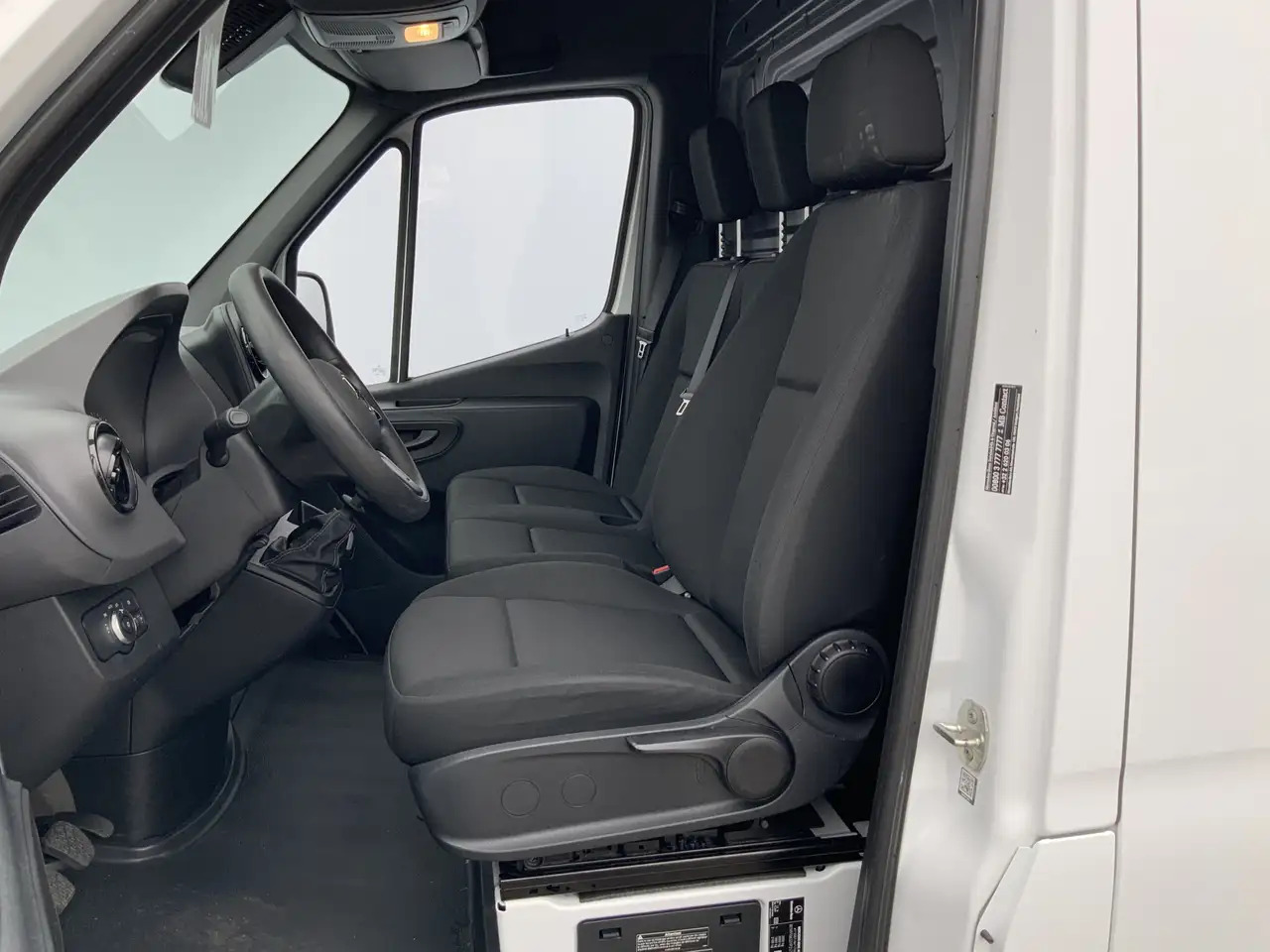 Mercedes-Benz Sprinter 314 2.2 CDI L2H2 Airco Camera Navi 3 Zits MBUX Sch - Furgon: 4 kép. Mercedes-Benz Sprinter 314 2.2 CDI L2H2 Airco Camera Navi 3 Zits MBUX Sch - Furgon: 4 kép.