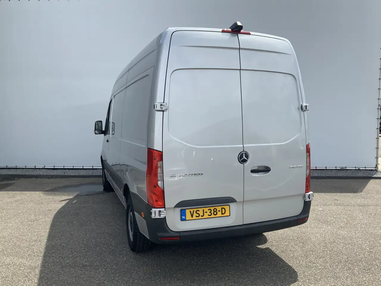 Mercedes-Benz Sprinter 315 1.9 CDI L2H2 Automaat 3 Zits Airco Navi Camera - Furgon: 4 kép. Mercedes-Benz Sprinter 315 1.9 CDI L2H2 Automaat 3 Zits Airco Navi Camera - Furgon: 4 kép.