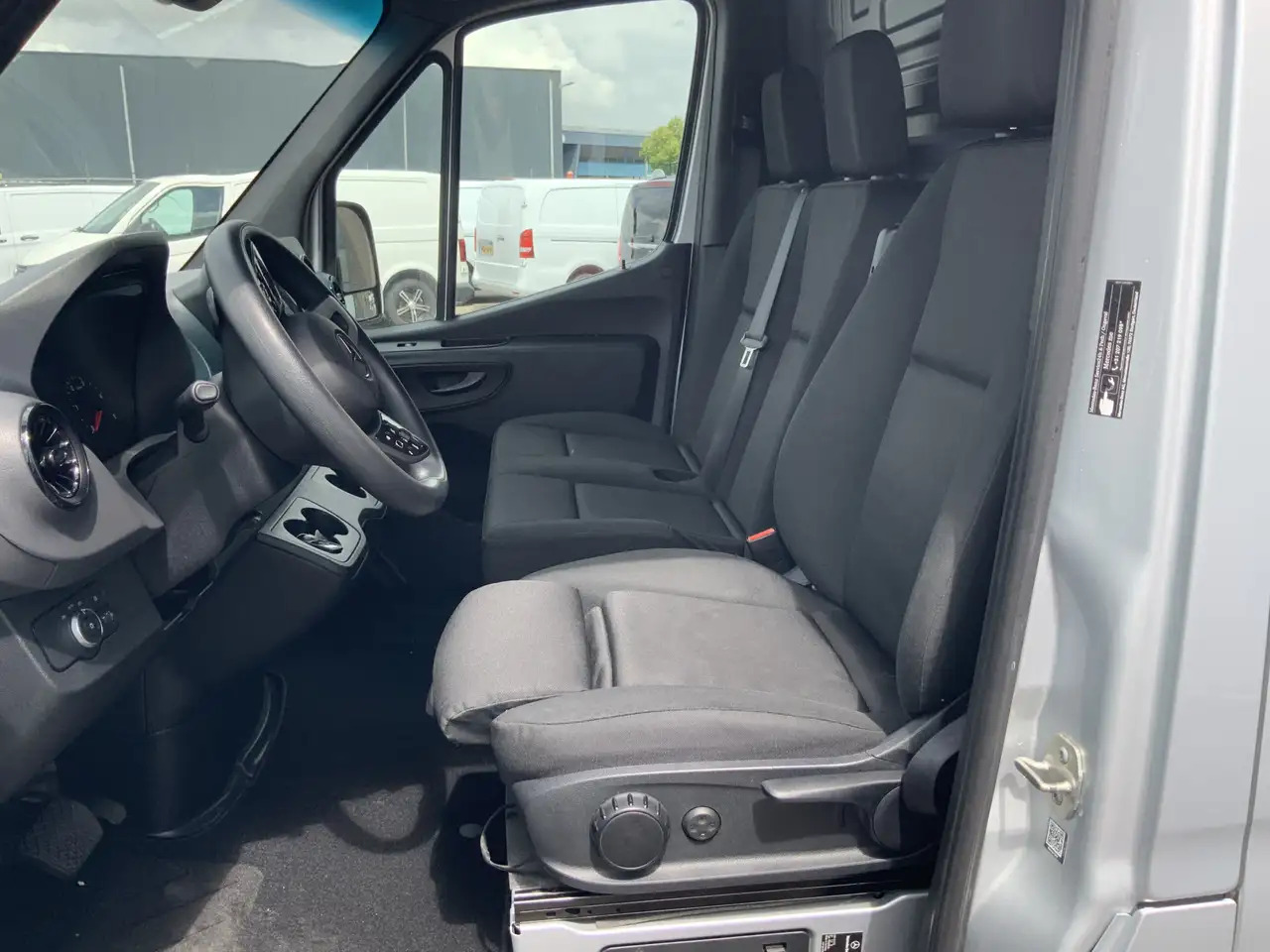 Mercedes-Benz Sprinter 315 1.9 CDI L2H2 Automaat 3 Zits Airco Navi Camera - Furgon: 5 kép. Mercedes-Benz Sprinter 315 1.9 CDI L2H2 Automaat 3 Zits Airco Navi Camera - Furgon: 5 kép.
