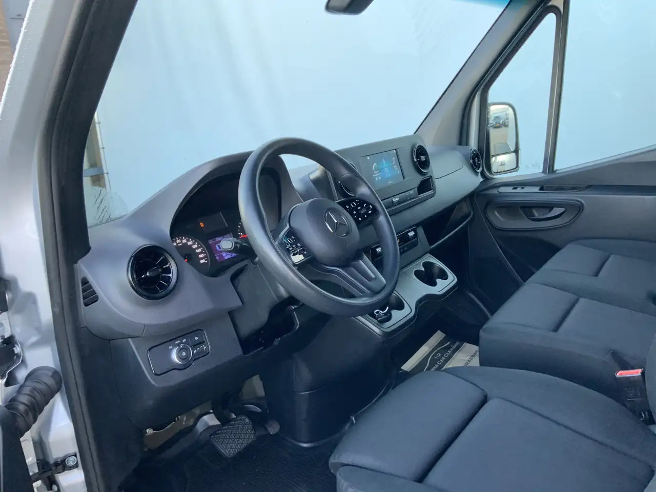Mercedes-Benz Sprinter 315 1.9 CDI L2H2 Automaat 3 Zits Airco Navi Camera - Furgon: 5 kép. Mercedes-Benz Sprinter 315 1.9 CDI L2H2 Automaat 3 Zits Airco Navi Camera - Furgon: 5 kép.